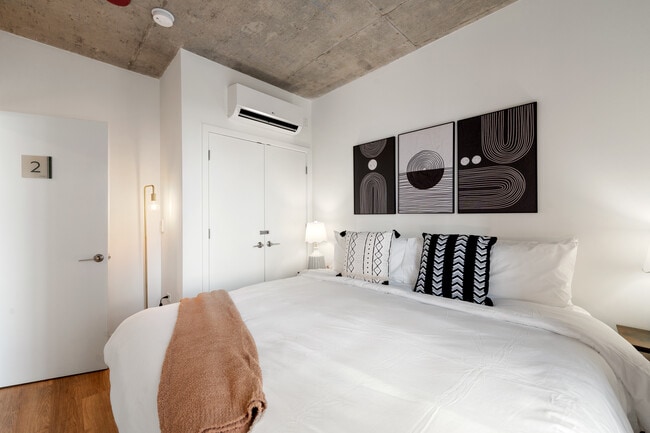 Building Photo - Central 4BR Apartment – Modern Living in Chicago