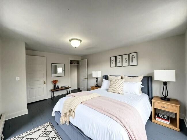 Building Photo - 201 E Cottage Pl