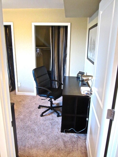 Building Photo - 2 Bed 1 Bath Top Floor Corner Unit Condo