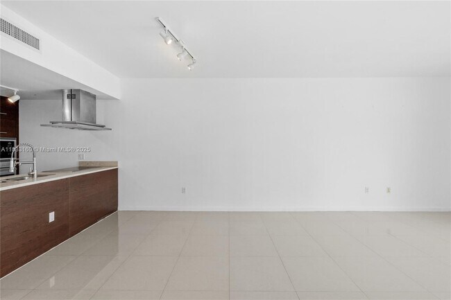 Building Photo - 495 Brickell Ave