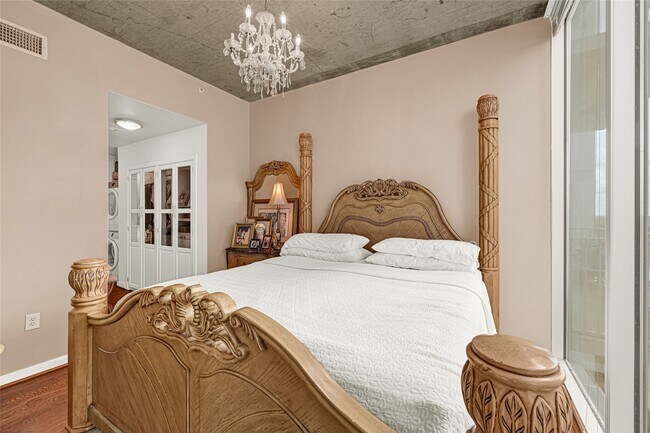 Building Photo - 5925 Almeda Rd