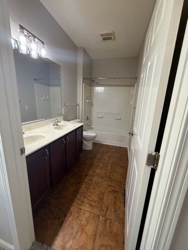 Building Photo - Stunning 3 Bedroom Home with Primary Suite on First Floor