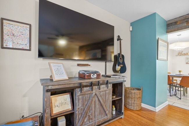 Building Photo - 914 Warren St