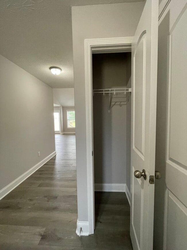 Building Photo - 560 Labrador Dr