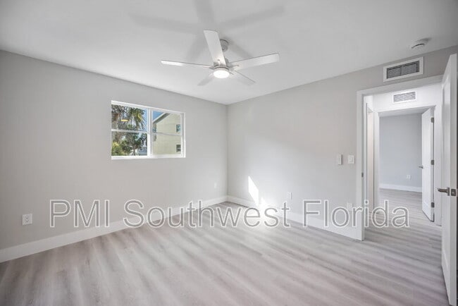 Building Photo - 5039 N Beach Rd