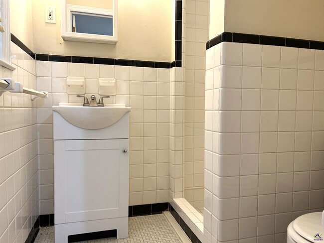 Building Photo - 230 Roycrest Dr