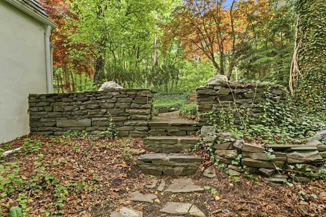 Building Photo - 117 Renwick Dr