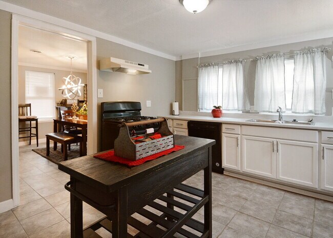 Building Photo - FURNISHED / ALL UTILITIES INCLUDED MONTHLY RENTAL RANCH HOME