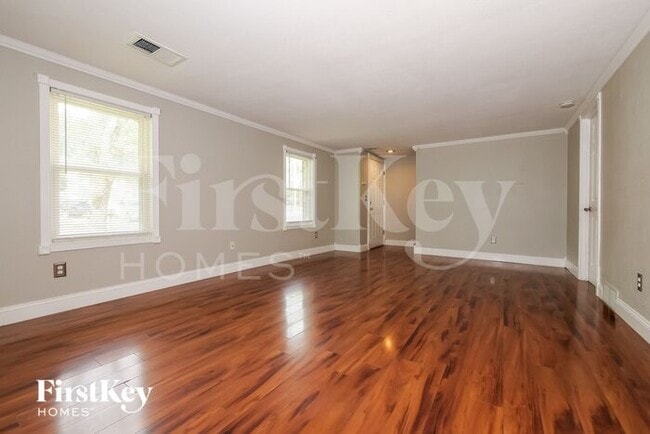 Building Photo - 5548 NE 58th St