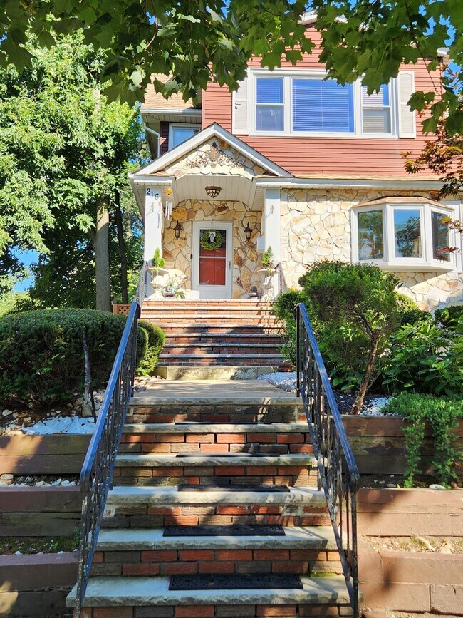 Building Photo - 216 Academy St