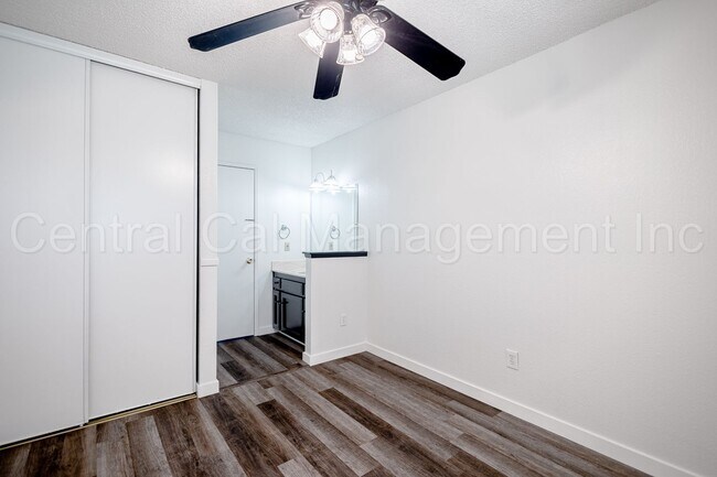 Building Photo - 2 Bedroom/2 Bath Condo - $1495 per Month!