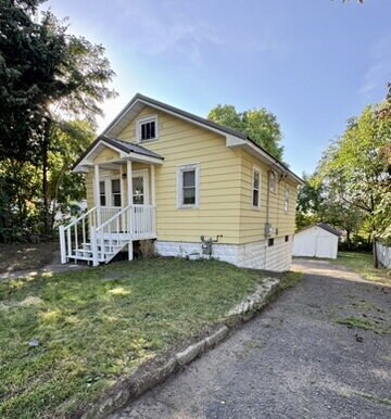 Building Photo - 2 Bedroom Home with Partially Finished Bas...