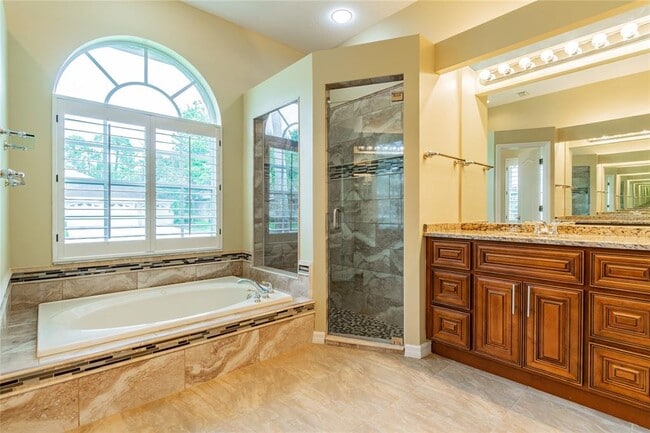 Building Photo - 10559 Greencrest Dr