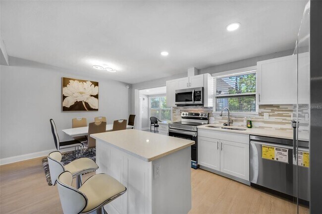 Building Photo - 1400 Poinciana Dr