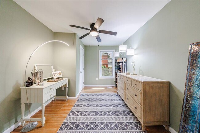 Building Photo - 554 Oak Dr