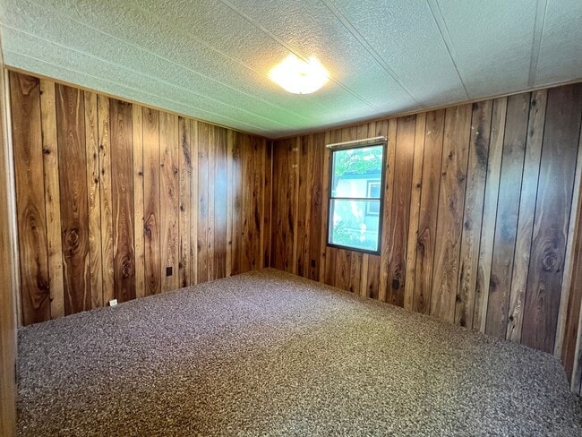 Building Photo - 2 Bedroom 1 Bath