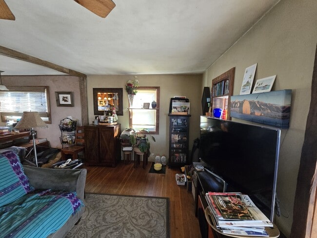 Building Photo - 417 E Tamarack St