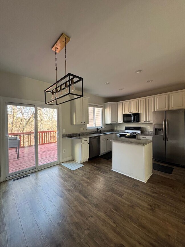 Building Photo - Well-Located 3BR, 2-Full, and 2-Half Bath Townhouse w/ One-Car Garage in Sterling, VA