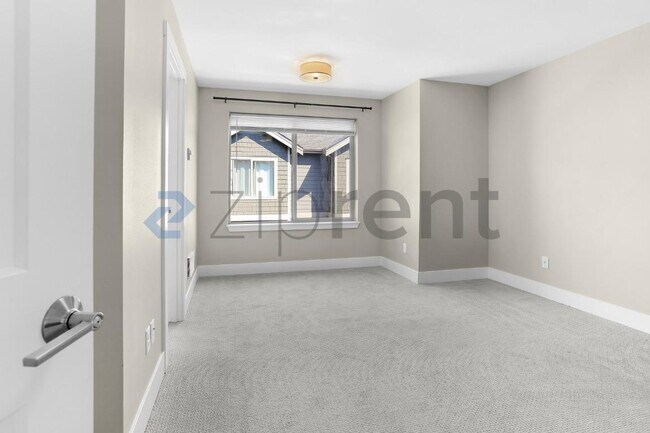 Building Photo - Unit B