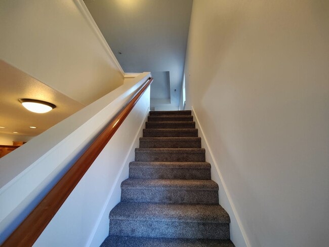 Building Photo - Beautiful 3x2.5 with fenced patio and upstairs bonus area