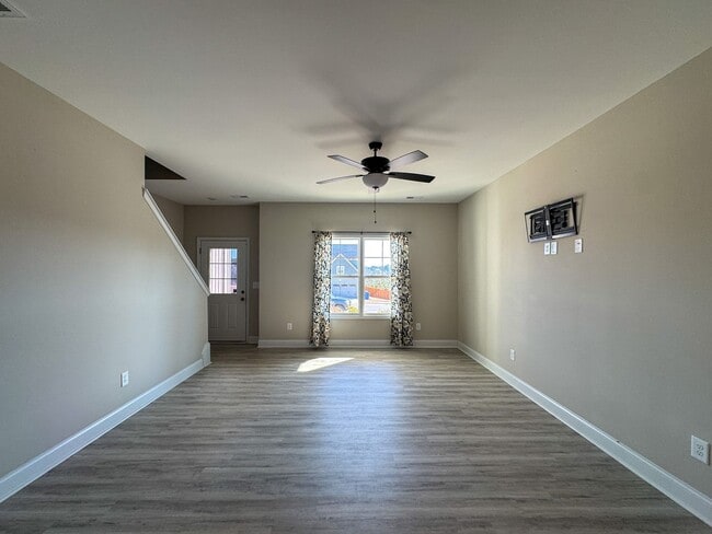 Building Photo - Beautiful 4 Bed 3 Bath Home with Bonus Room