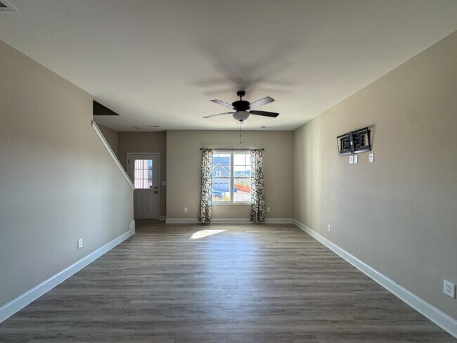 Building Photo - Beautiful 4 Bed 3 Bath Home with Easy Access to I-295