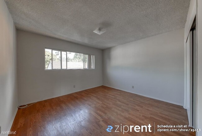 Building Photo - 2 br, 1 bath Triplex - 2218 Lincoln Park A...