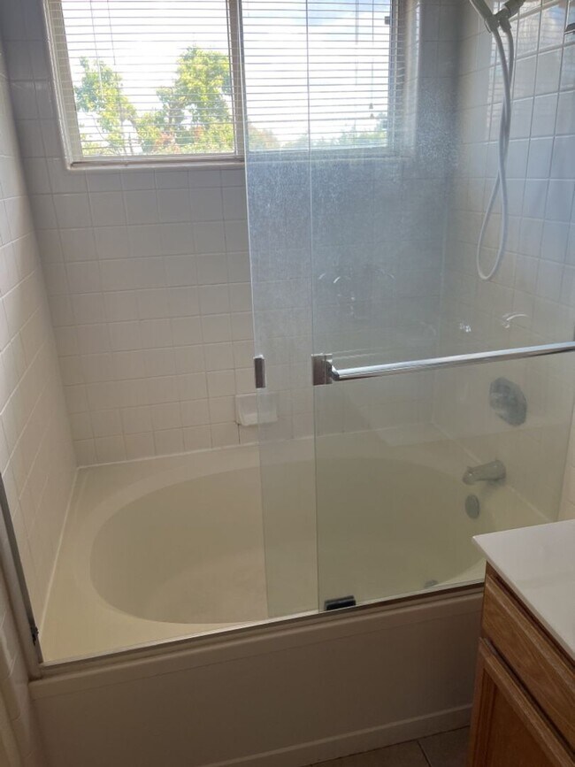 Building Photo - Great 4 bedroom East Davis home with large...