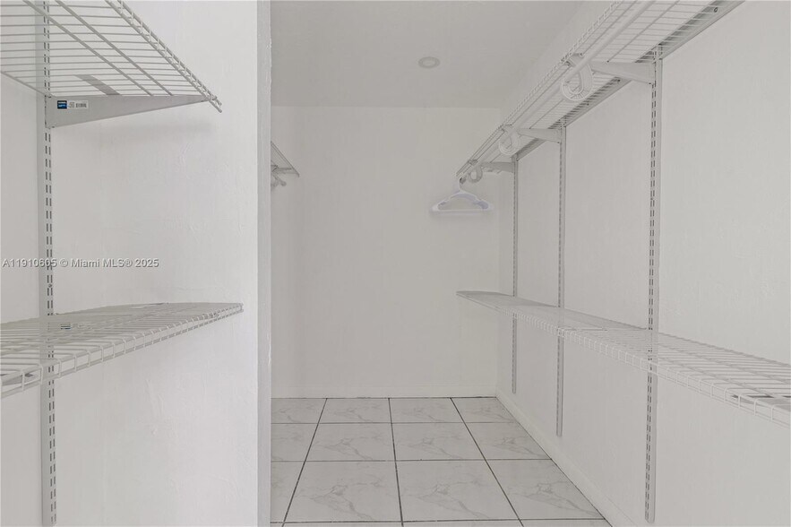 Building Photo - 10353 N Kendall Dr