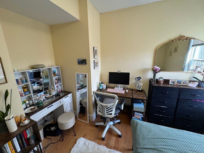Building Photo - In-Unit Laundry, Central Heat/AC, Parking ...