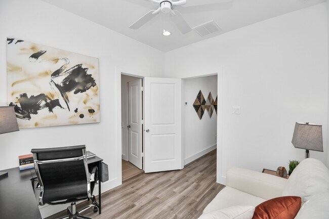 Building Photo - 2003 Laverne Holw Ln