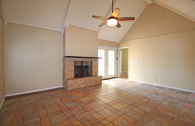 Building Photo - Spacious 4 Bedroom in South Tulsa