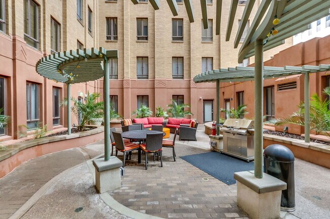 Building Photo - 114 W Adams St