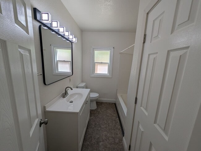 Building Photo - 4 Bedroom Home near Caldwell Park