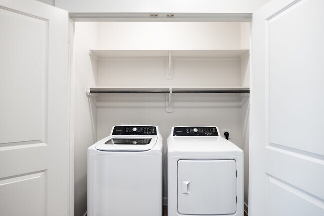 Building Photo - Your Dream Apartment Comes with 6 Weeks Free!