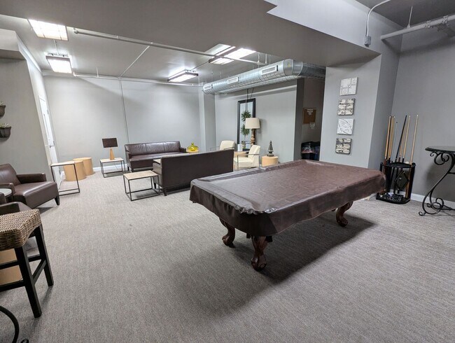 Building Photo - Spacious 1 Bedroom 1.5 Bathroom Downtown Condo