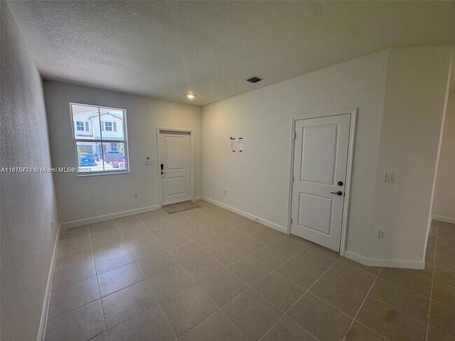 Building Photo - 2516 SE 27th Dr