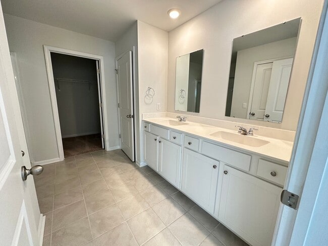 Building Photo - 4 Br/2.5 Bth in The Watergrass Community