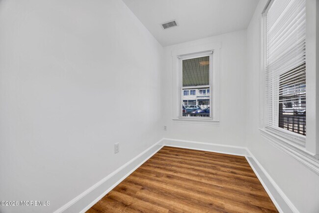 Building Photo - 103 17th Ave