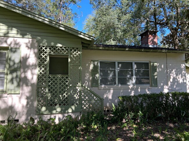 Building Photo - Mid Century close to the Duck Pond