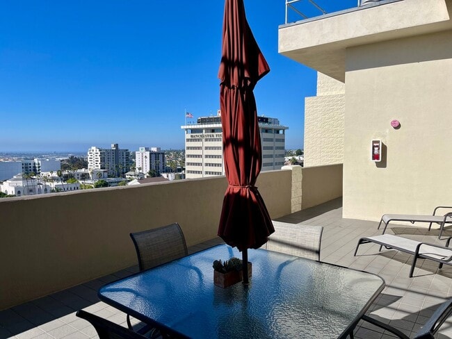 Building Photo - 6th Floor 2 Bedroom 2 Bath Newly remodeled...