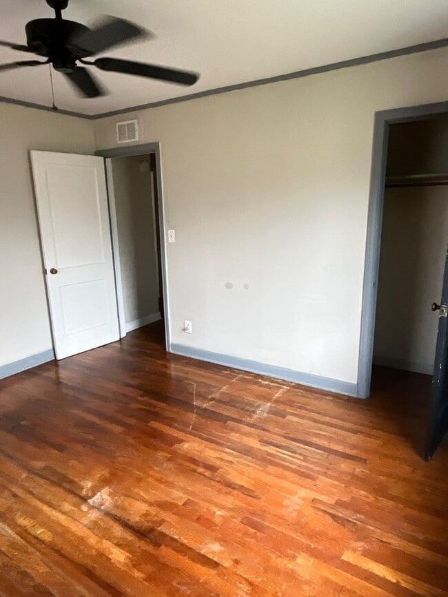 Building Photo - 2 bed 1 bath house- Walk to stadium!! April 20th!!!