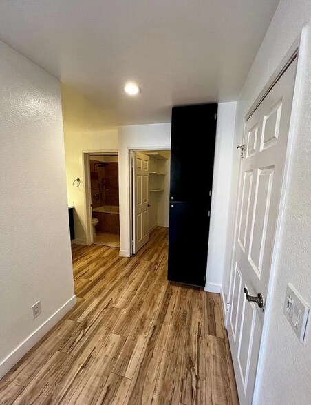 Building Photo - 5420 Sylmar Ave