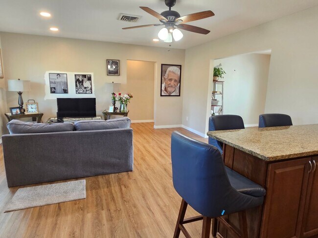 Building Photo - Annual Unfurnished 2 Bedroom 2 Bathroom Single Family Home in South Venice!