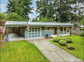 Building Photo - Shoreline Rambler