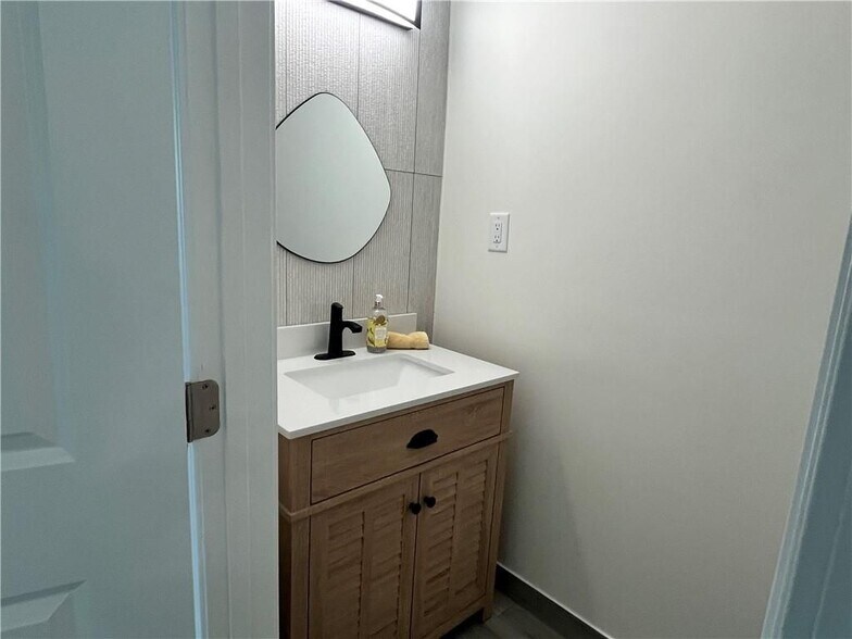 Building Photo - 4500 Kings Lake Dr