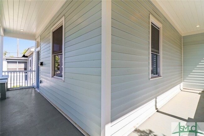 Building Photo - 826 W Victory Dr