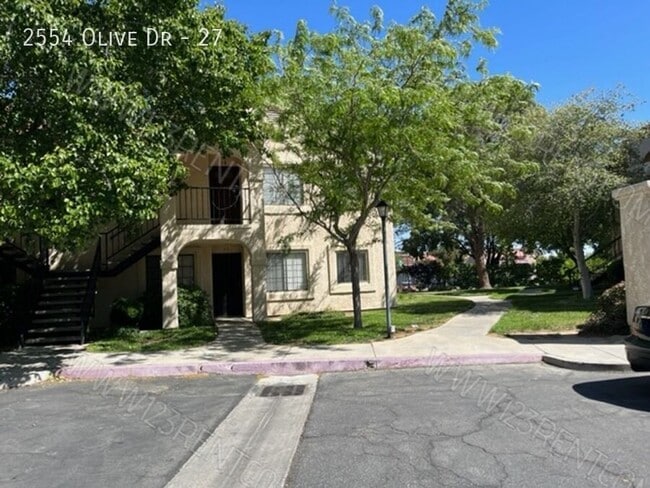 Building Photo - 2554 Olive Dr