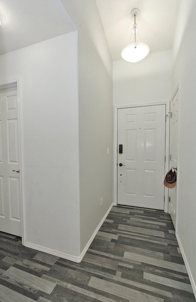 Building Photo - 1915 W Mulhuland Ct