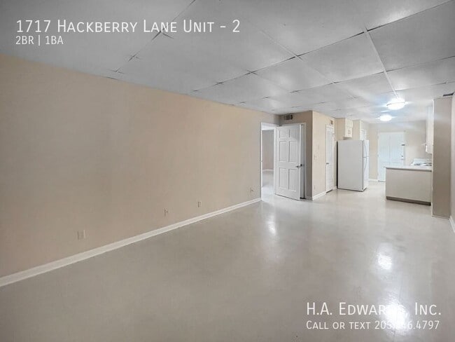 Building Photo - 1717 Hackberry Ln